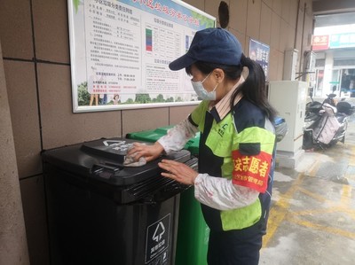 為民辦實(shí)事:區(qū)環(huán)衛(wèi)保潔公司為&ldquo;舊小區(qū)&rdquo;請(qǐng)來(lái)&ldquo;新管家&rdquo;