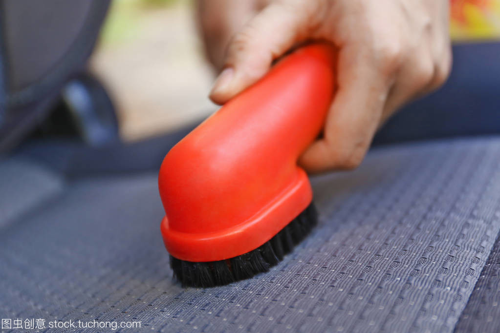 男手清洗刷里面的車